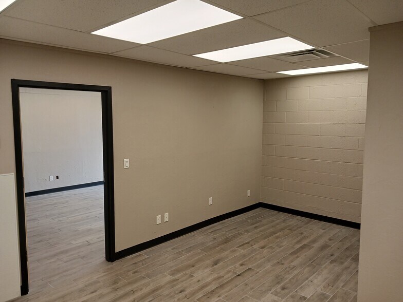 More Photos Of 4229 Royal Ave, Oklahoma City Flex For Lease