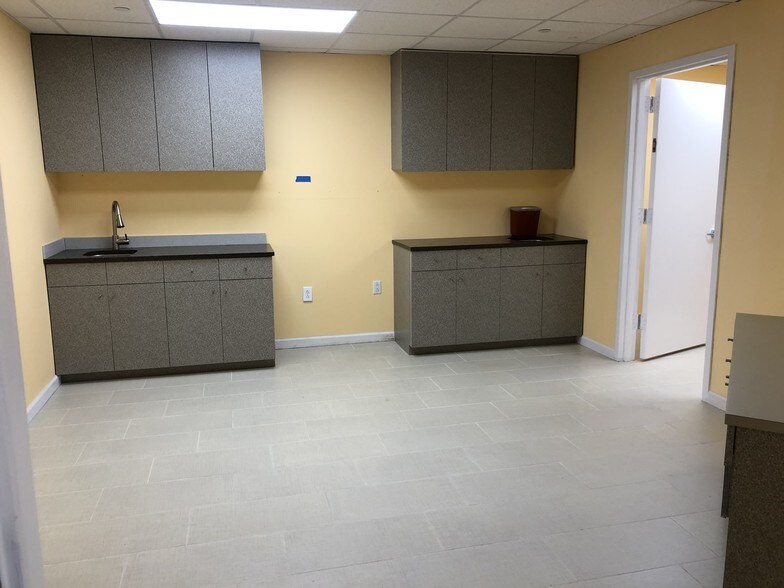 More Photos Of 10431-104-33 39th Ave, Corona Office For Sale