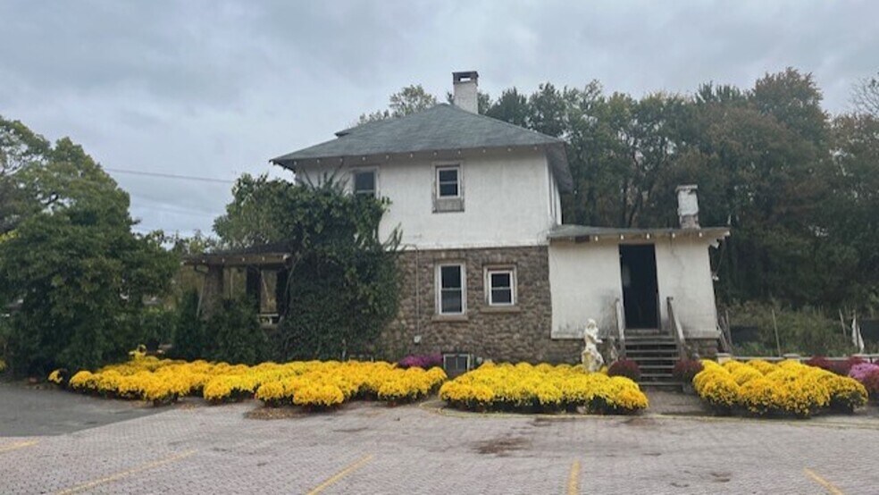 More Photos Of 291 Glen Rd, Woodcliff Lake Garden Center For Lease