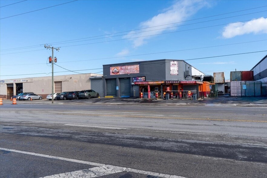 More Photos Of 3595 NW 54th St, Miami Warehouse For Sale