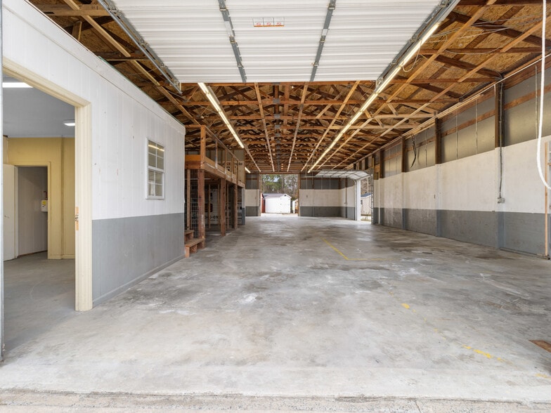 More Photos Of 3261 New Bern Hwy, Jacksonville Light Distribution For Lease