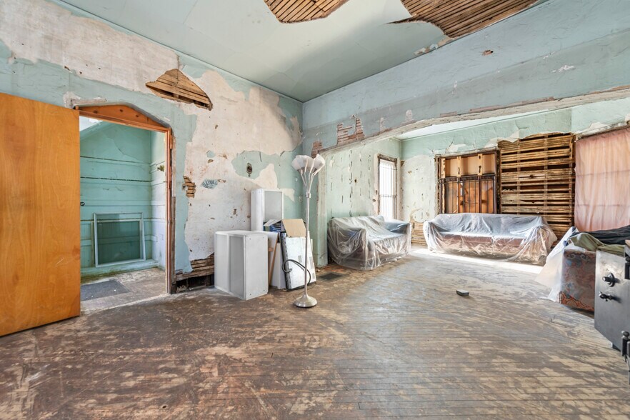 More Photos Of 3003 E Grand Blvd, Detroit Showroom For Lease