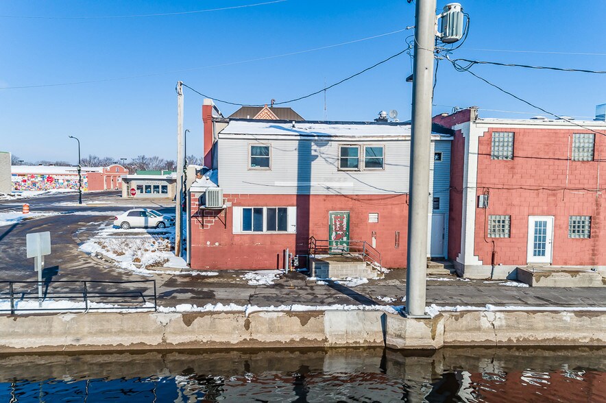 More Photos Of 318 W North Water St, New London Bar For Sale