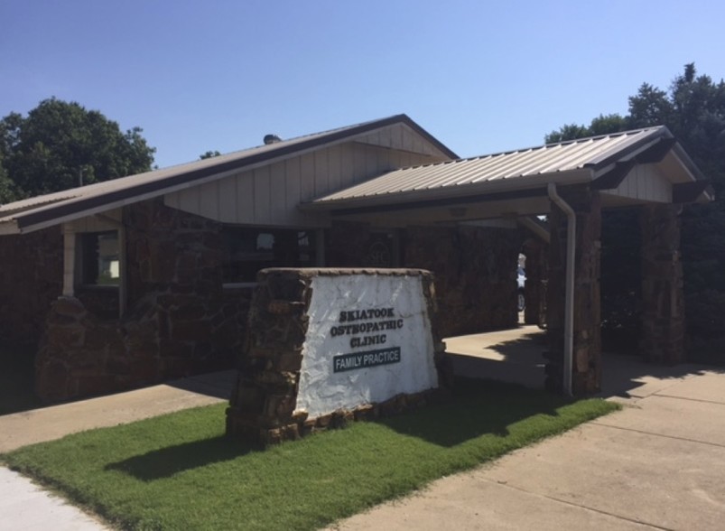 Primary Photo Of 201 E 2nd St, Skiatook Office For Sale