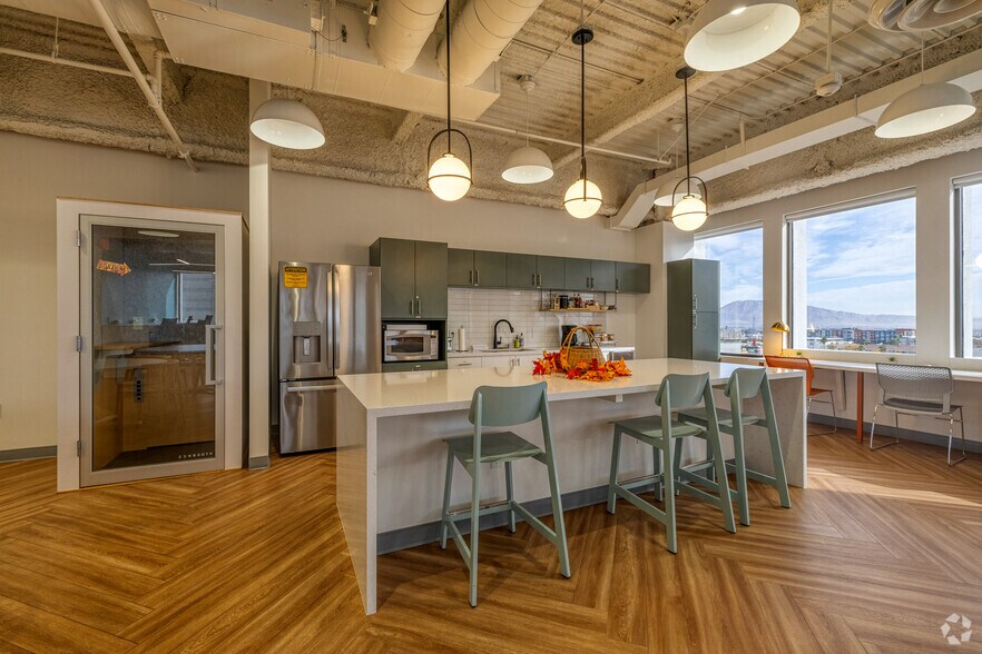 More Photos Of 300 S 4th St, Las Vegas Office For Sale