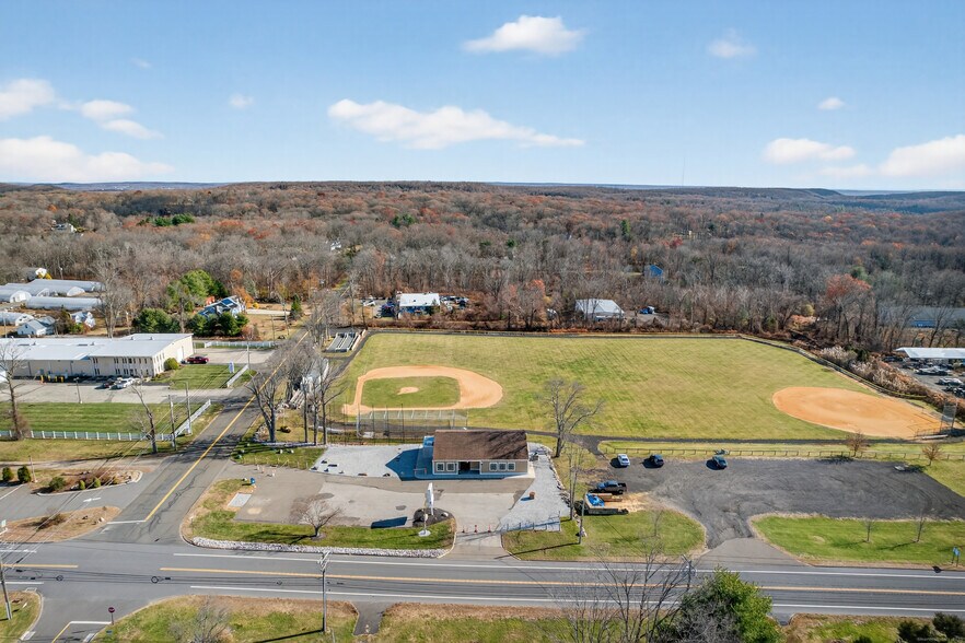 More Photos Of 742 Amity Rd, Bethany Freestanding For Sale