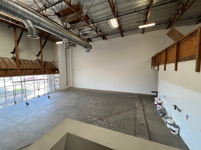 More Photos Of 15650 El Prado Rd, Chino Warehouse For Lease