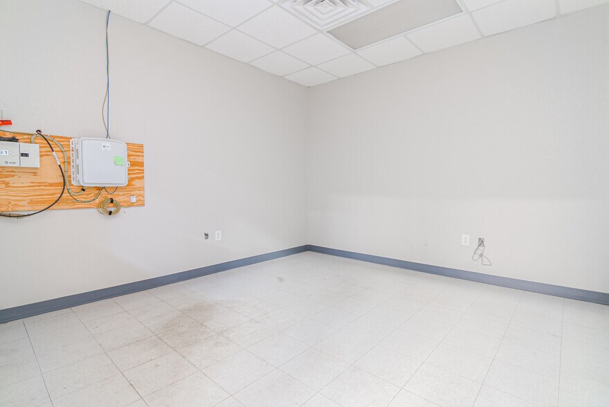 More Photos Of 10691 W Murphy St, Odessa Industrial For Lease