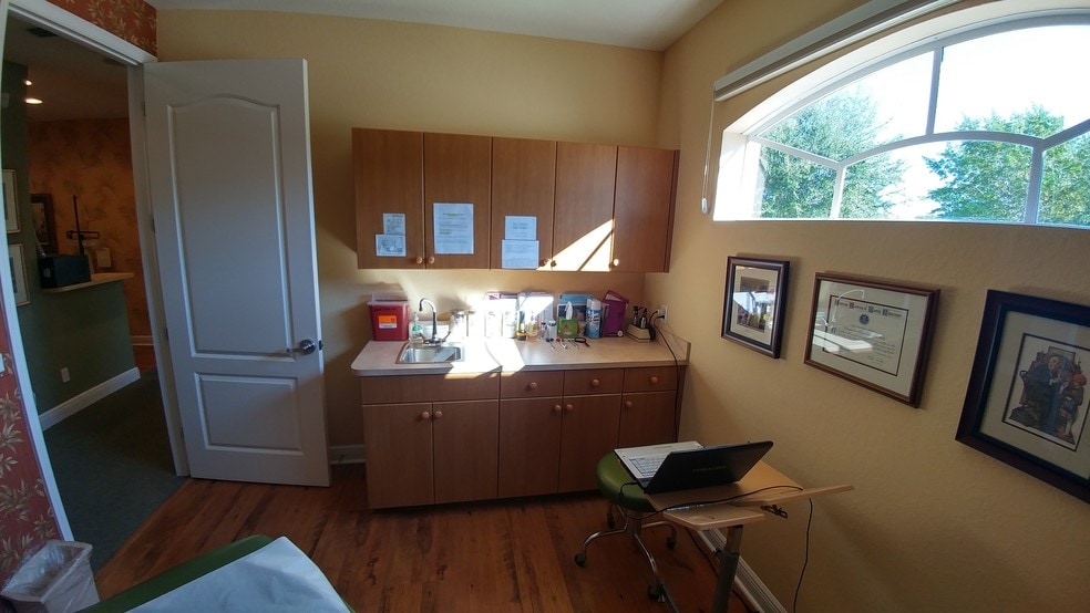 More Photos Of 530 SE 16th Pl, Cape Coral Medical For Lease