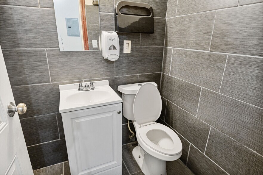 More Photos Of 13048 Hawthorne Blvd, Hawthorne Storefront For Sale