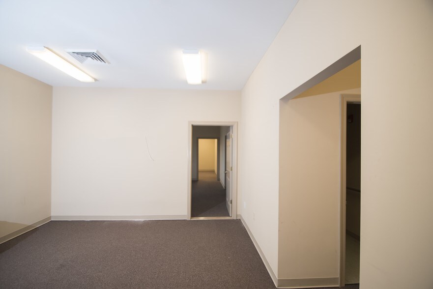 More Photos Of 6478 Putnam Ford Dr, Woodstock Office For Lease