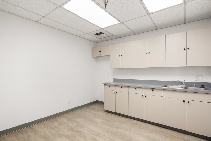 More Photos Of 6801 McDivitt Dr, Bakersfield Warehouse For Lease