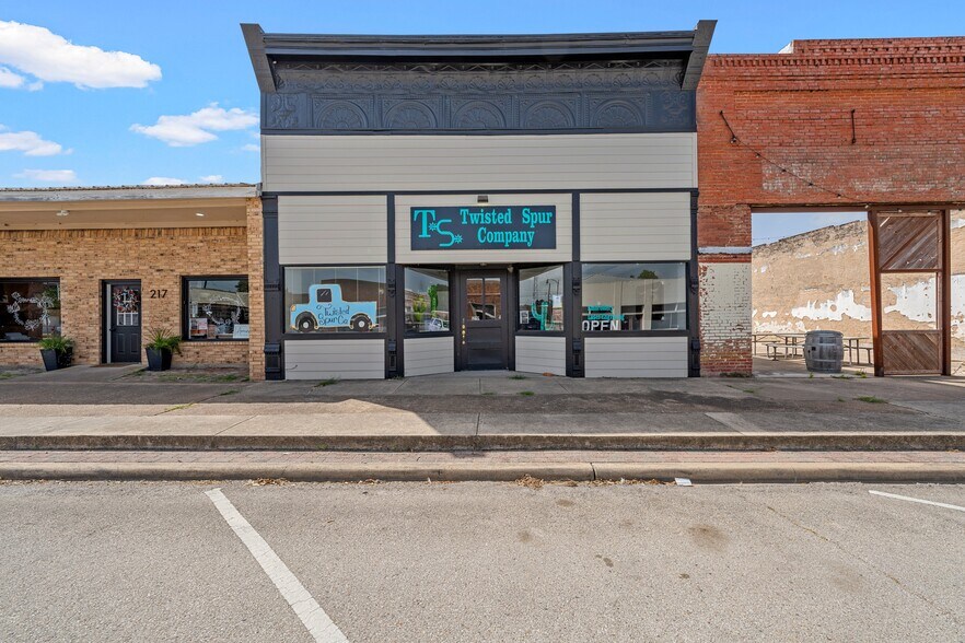 More Photos Of 219 Ave C, Rosebud General Retail For Sale