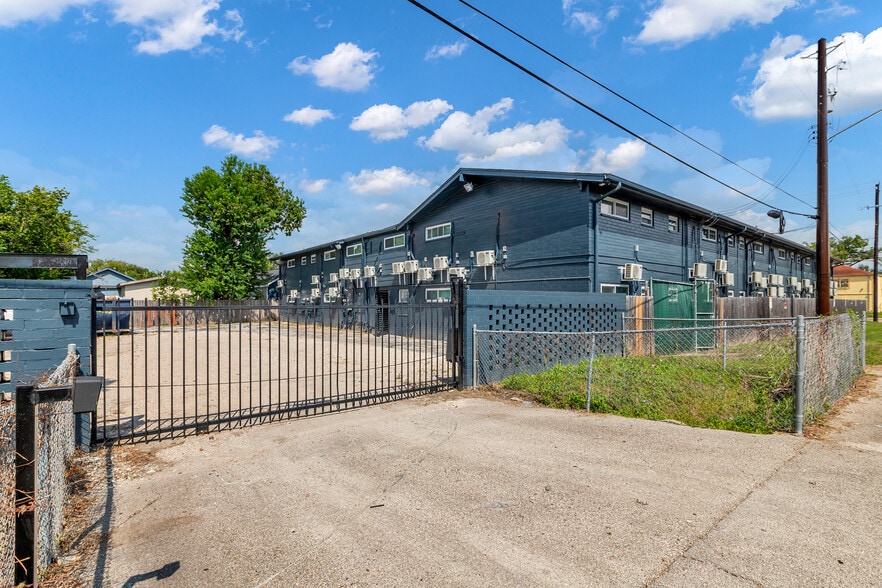 More Photos Of 4706 Yellowstone Blvd, Houston Apartments For Sale