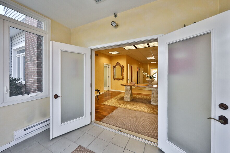 More Photos Of 400-415 Executive Dr, Langhorne Medical For Lease