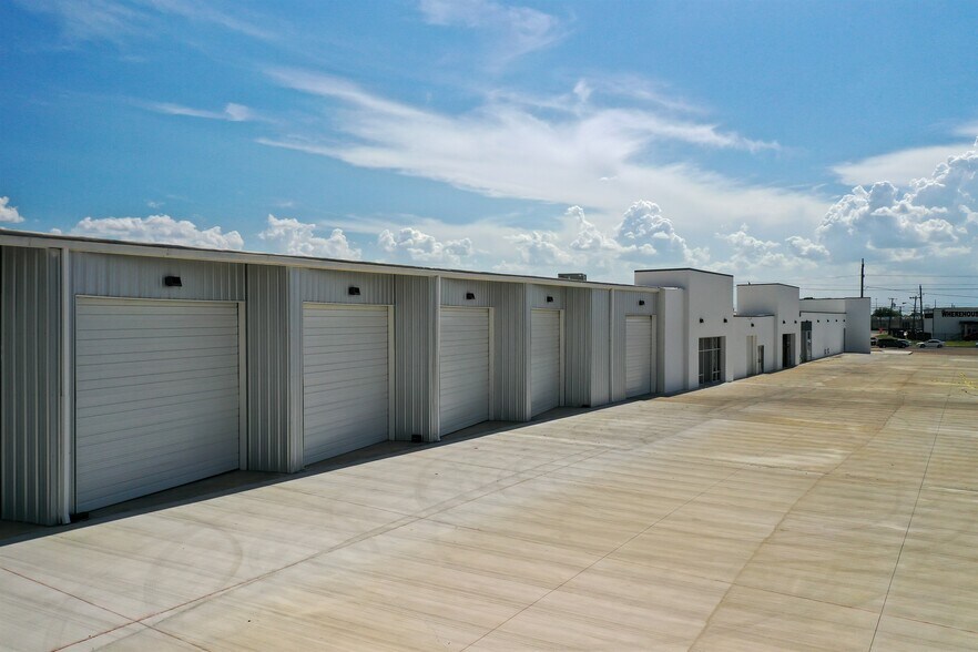 More Photos Of 10850 Harry Hines Blvd, Dallas Warehouse For Lease