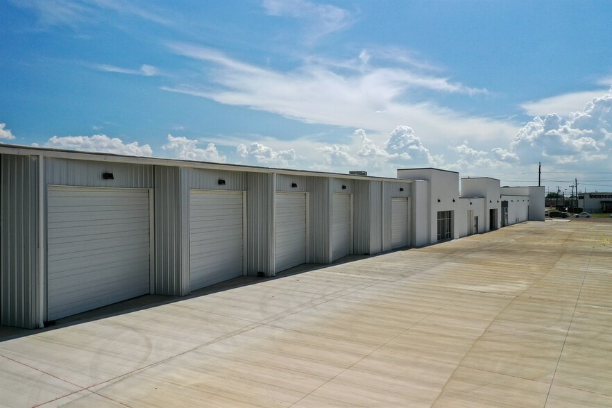 More Photos Of 10850 Harry Hines Blvd, Dallas Warehouse For Lease