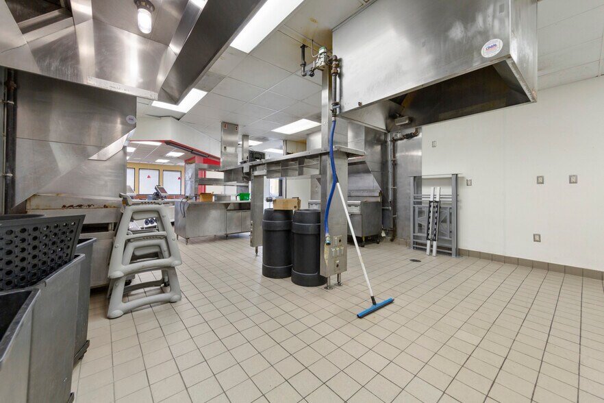 More Photos Of 101 W Lind St, Mankato Fast Food For Sale