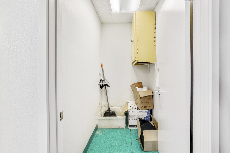 More Photos Of 8807 Thornton Rd, Stockton Storefront Retail Office For Lease