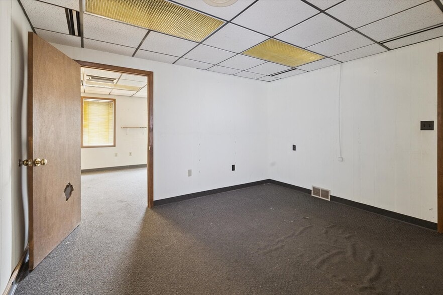 More Photos Of 211 Lee St, Saginaw Manufacturing For Sale