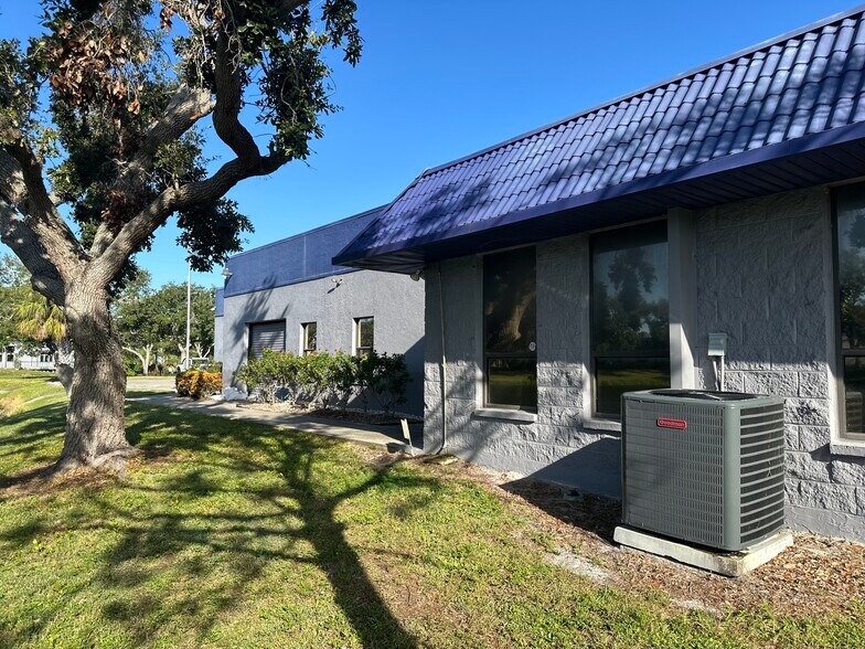 More Photos Of 7555 Commerce Ct, Sarasota Manufacturing For Lease