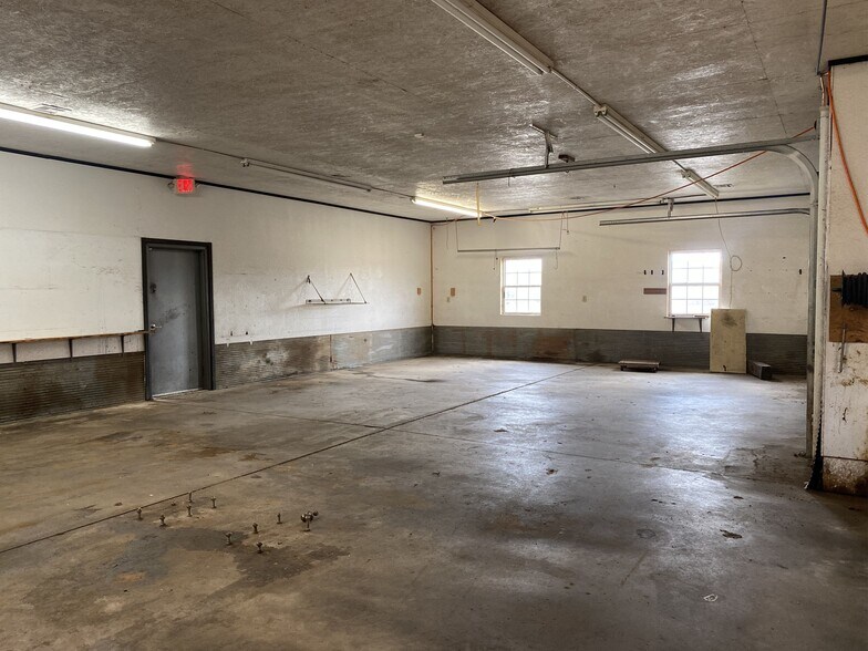 More Photos Of 13433 NW Expressway, Piedmont Flex For Sale