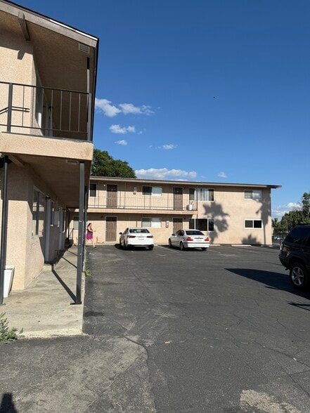 More Photos Of 1700 Lincoln St, Bakersfield Apartments For Sale