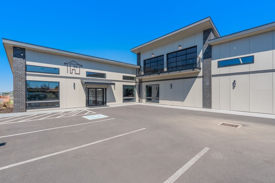 Primary Photo Of 565 SW Tamarack Ct, Redmond Warehouse For Lease