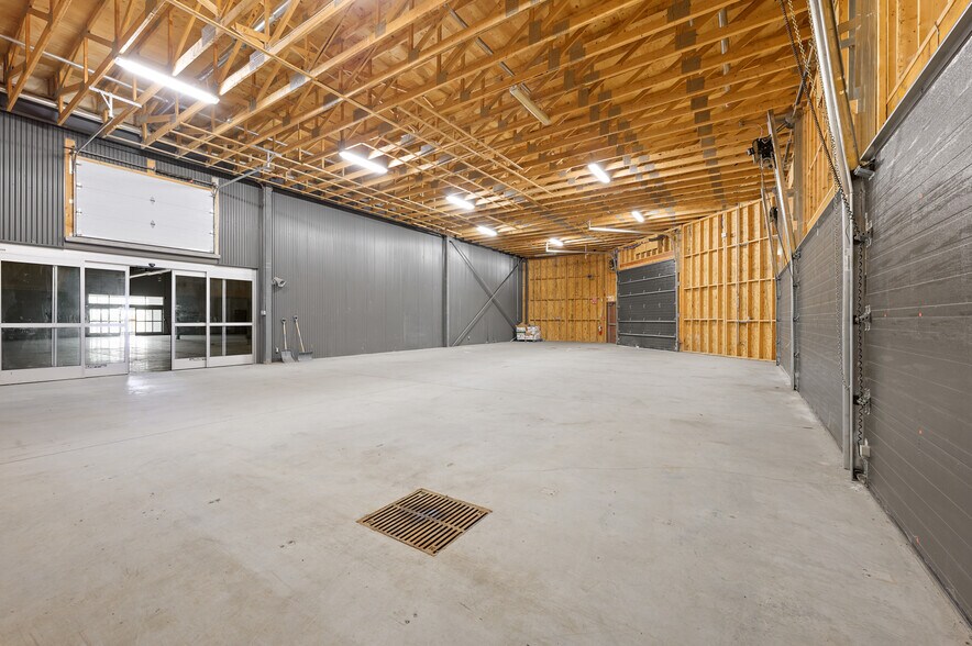 More Photos Of 316 Rue Denison E, Granby Storefront For Lease