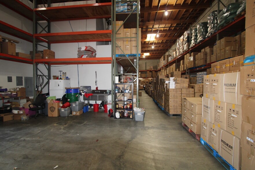 More Photos Of 1521 Railroad St, Glendale Warehouse For Lease