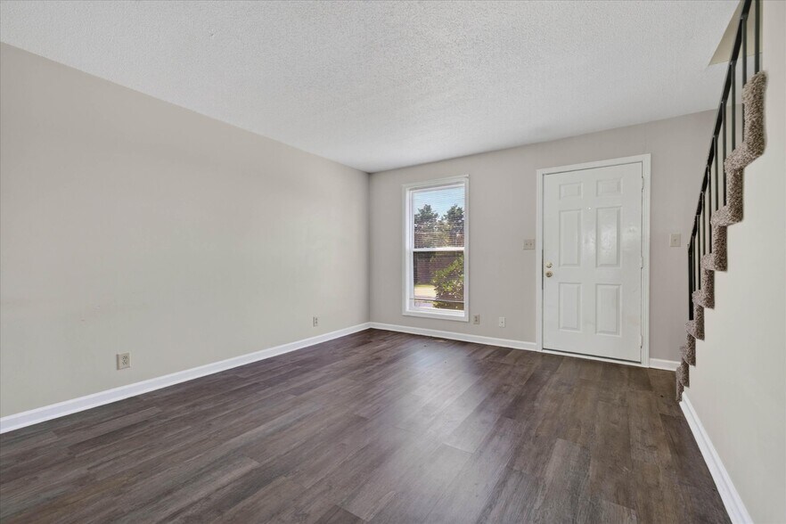 More Photos Of 1531 E Knollwood Cir, Clarksville Apartments For Sale