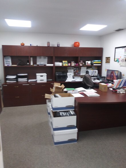 More Photos Of 5017 N Coolidge Dr, Tampa Warehouse For Lease