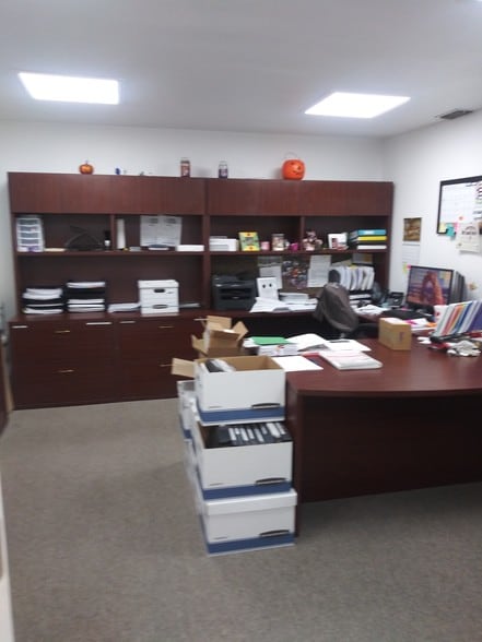 More Photos Of 5017 N Coolidge Dr, Tampa Warehouse For Sale