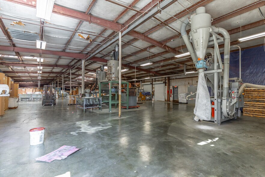 More Photos Of 1129 S Chattanooga St, LaFayette Warehouse For Sale