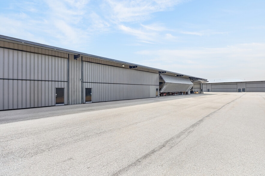 More Photos Of 624 Dehavilland Way, Calgary Airplane Hangar For Sale
