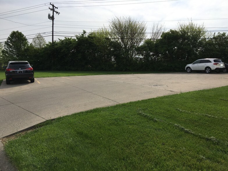 More Photos Of 260 Crossfield Dr, Versailles Light Distribution For Lease