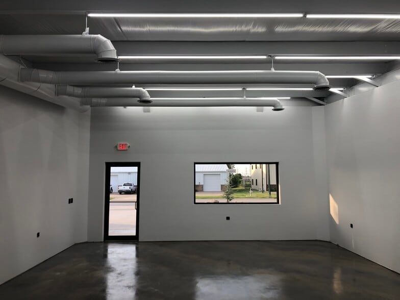 More Photos Of 1506 Southpointe, Siloam Springs Flex For Lease