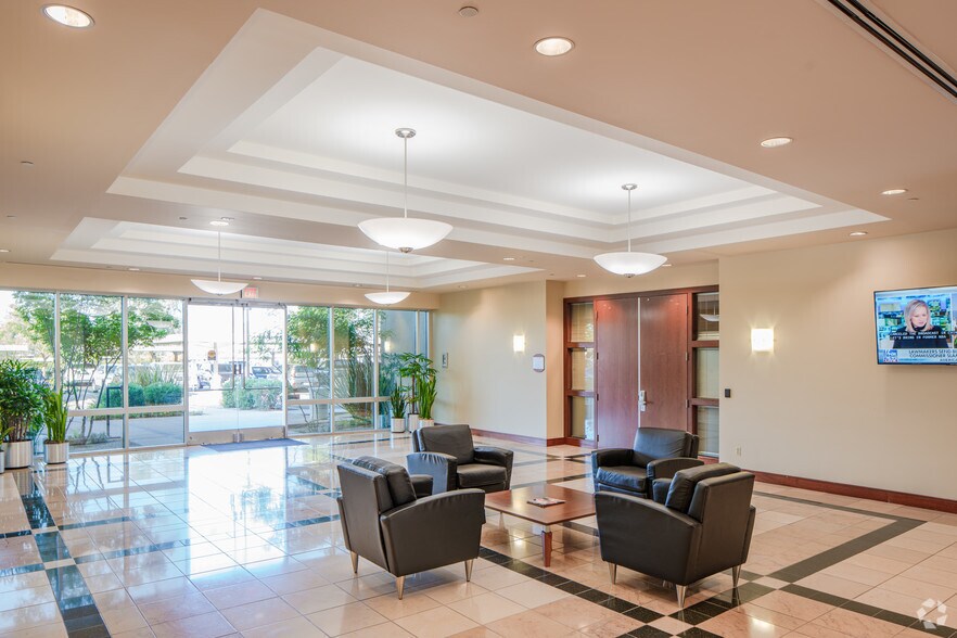 More Photos Of 5701 W Talavi Blvd, Glendale Office For Lease