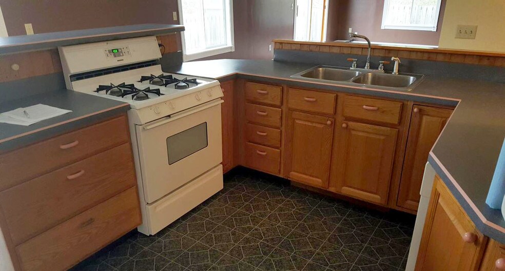 More Photos Of 107 W Delaware, Decatur Freestanding For Sale