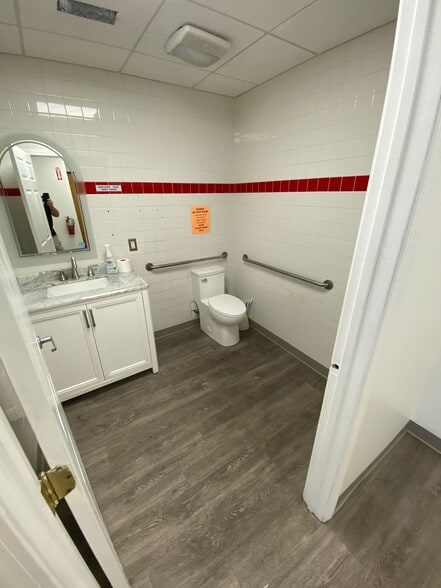 More Photos Of 297-307 S Willow St, Manchester Freestanding For Lease