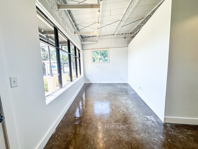More Photos Of 920 Dauphin St, Mobile Office For Sale