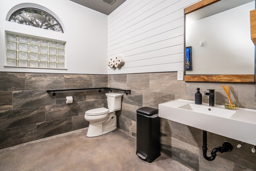 More Photos Of 223 N Causeway, New Smyrna Beach Medical For Sale