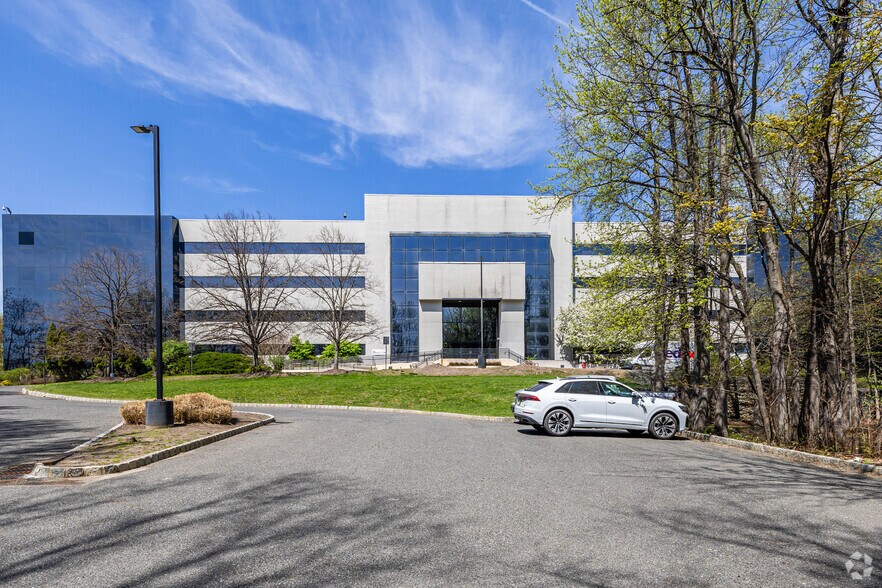 More Photos Of 695 US Highway 46, Fairfield Office For Lease