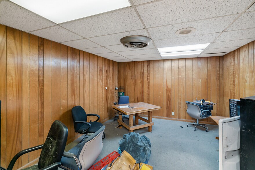 More Photos Of 4000 Memorial Blvd, Springfield Freestanding For Sale