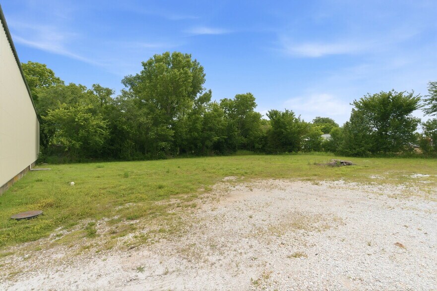 More Photos Of 136 N Prigmor Ave, Joplin Industrial For Sale