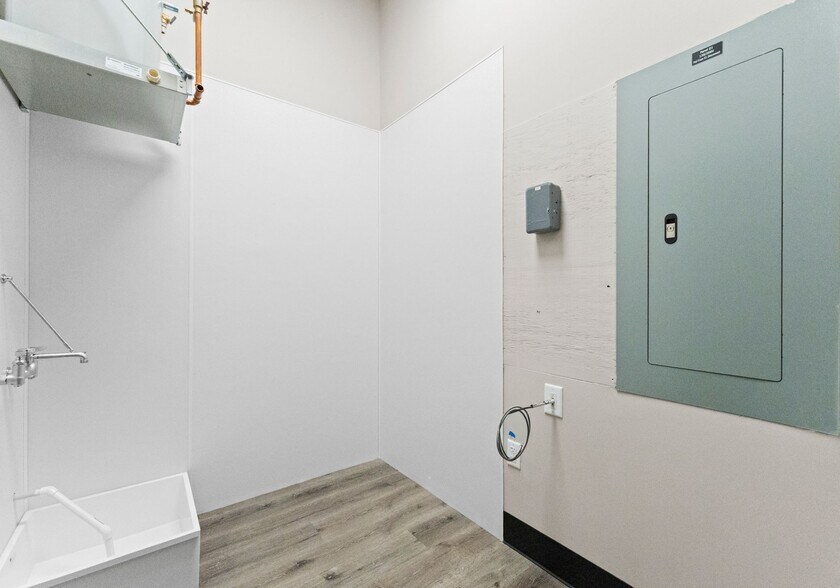 More Photos Of 137 Ebert Lane, Mooresville Flex For Lease