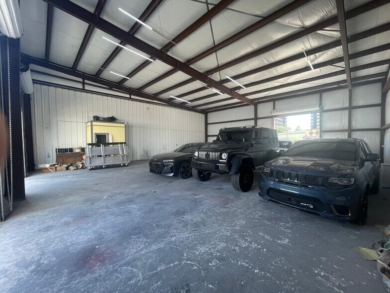 More Photos Of 7300 Southwest Fwy, Houston Freestanding For Lease