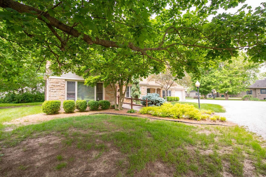 More Photos Of 950 W Jefferson St, Franklin Medical For Sale