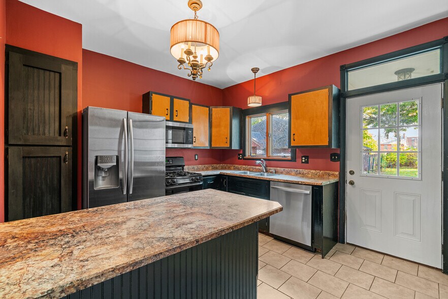 More Photos Of 228 S Clay St, Zelienople Office For Sale