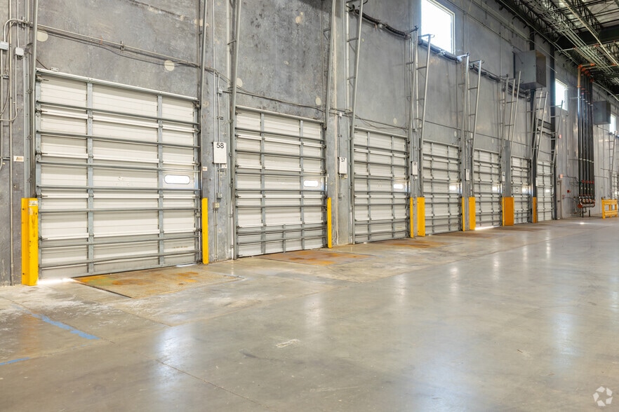 More Photos Of 12400 Presidents Ct, Jacksonville Warehouse For Lease